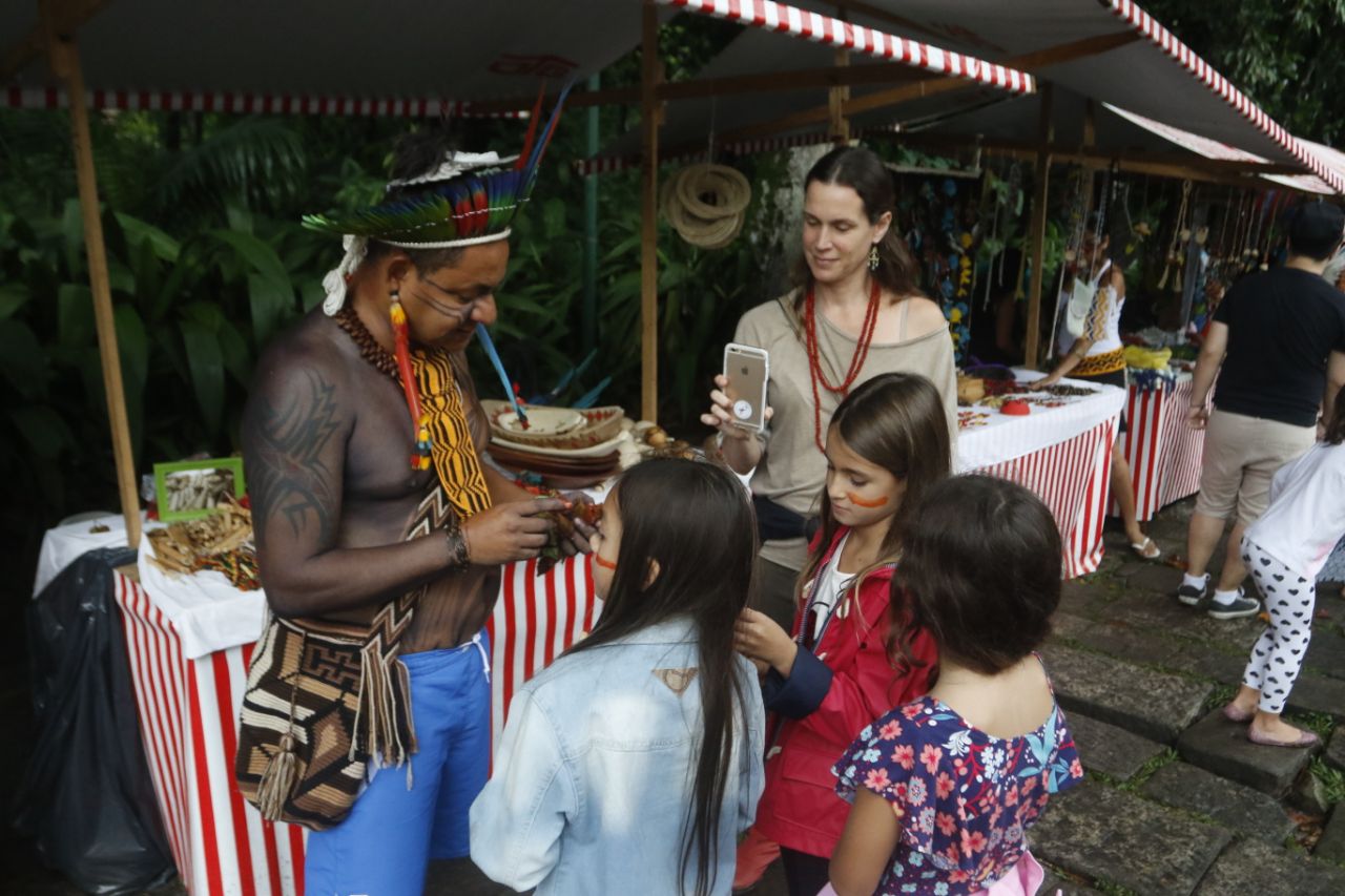 Atriz Vanessa Lóes prestigiou o evento Dia do Índio no Parque Lage