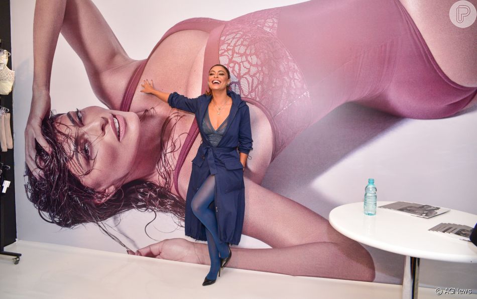 Juliana Paes brilhou com um look azul no Salão Moda Brasil