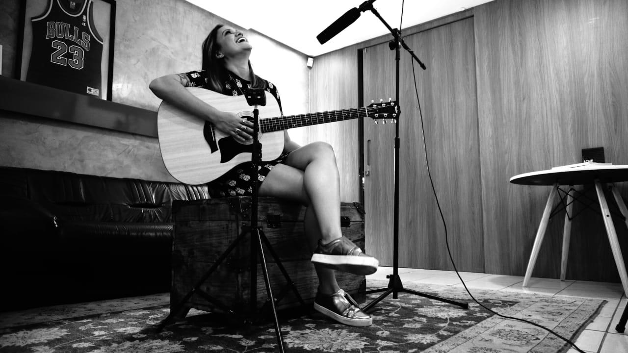 Ex-The Voice Júlia Dantas apresenta nova música no Projeto A SÓS