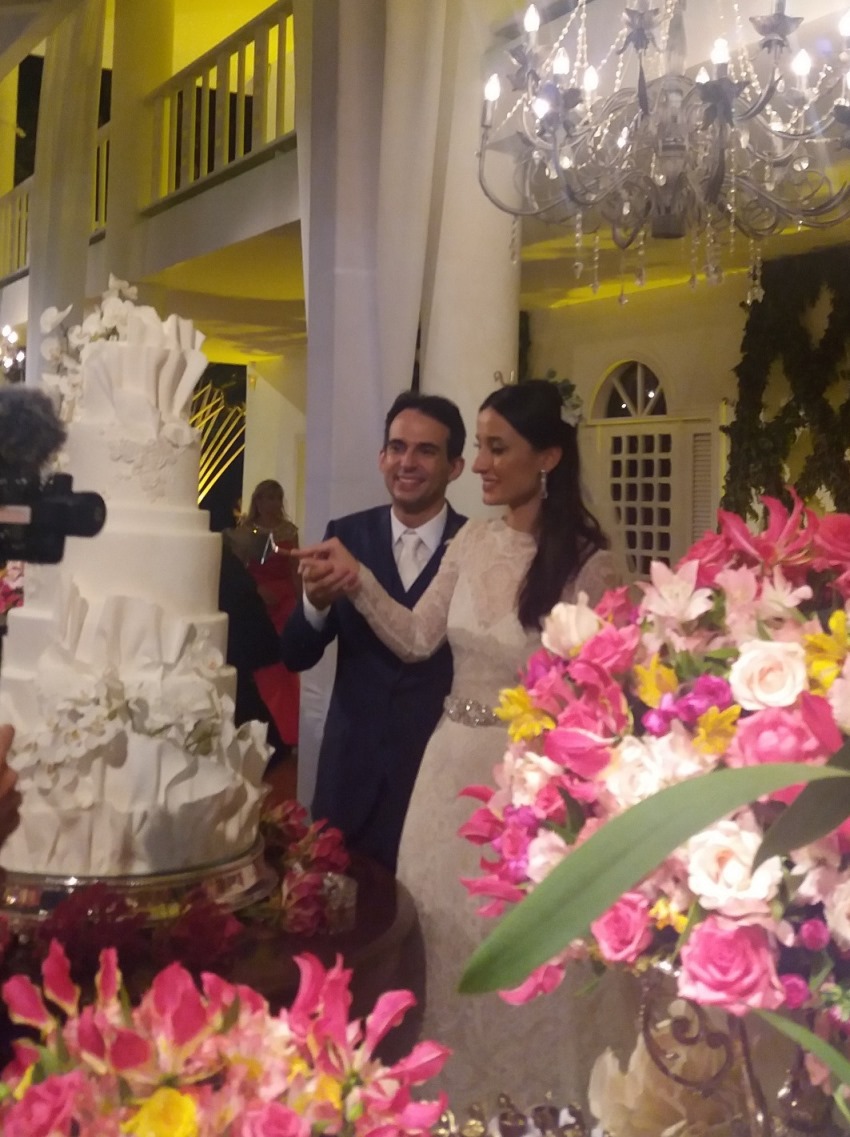 THALITA E GAUDÊNCIO JÚNIOR SOBEM AO ALTAR