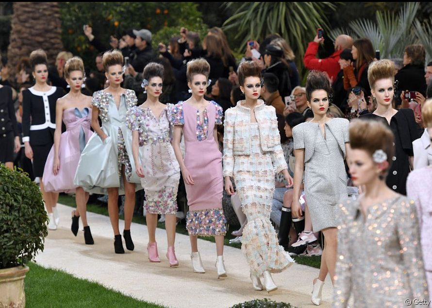 Chanel promove desfile na Paris Fashion Week