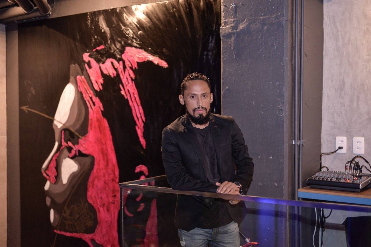 O artista Juca Máximo conquistou mais um prêmio e vai expor fora do país.