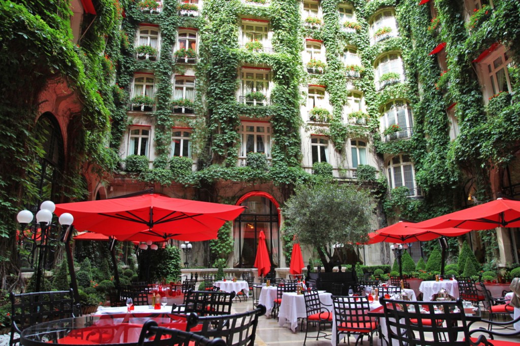 Notícia maravilhosa – François Delahaye anuncia data de reabertura do Hotel Plaza Athénée de Paris.