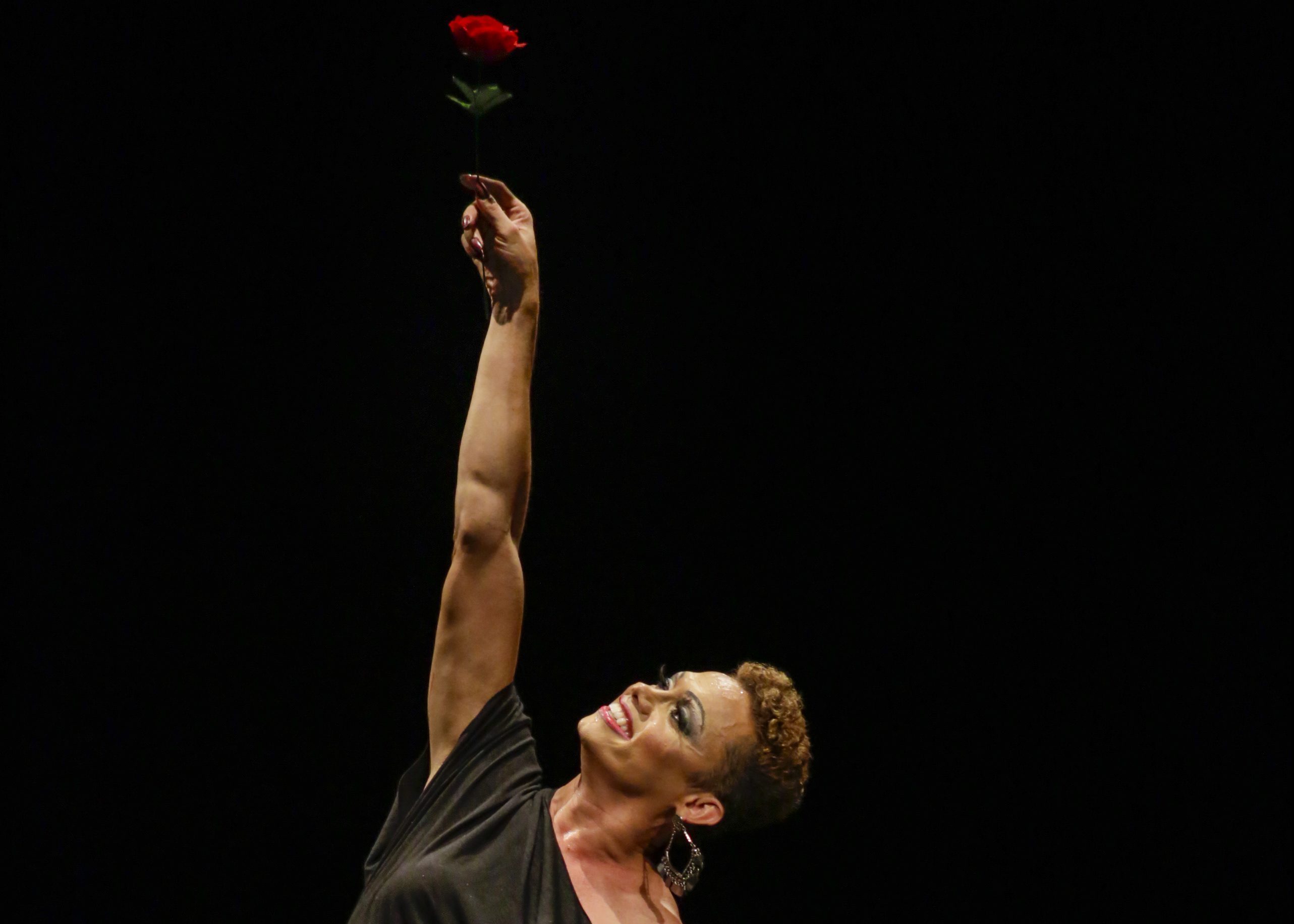 Silvero Pereira apresenta “Uma Flor de Dama” no Teatro Ceará Show