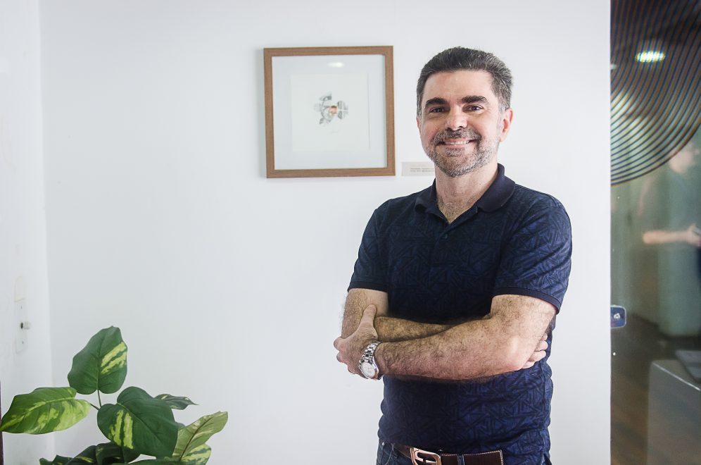 Cirurgião Plástico Isaac Furtado lança livro de poesias na Bienal do Livro