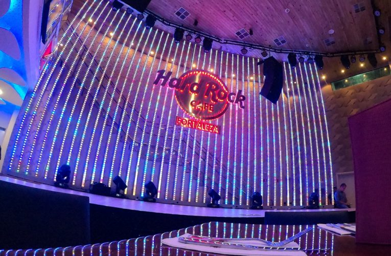 Hard Rock Cafe Fortaleza celebra Halloween com música ao vivo, decoração especial e programação infantil