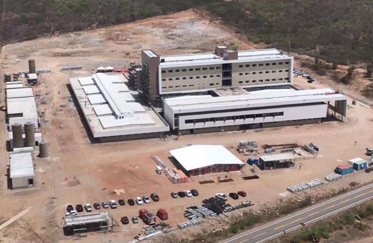 Governador fiscaliza obra do Hospital Regional do Vale do Jaguaribe
