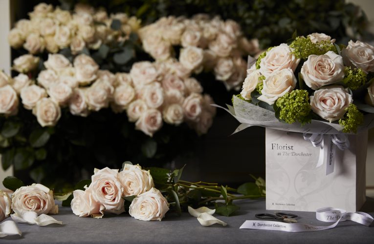 The Dorchester inaugura boutique com arranjo de rosas criadas pela Meijer Roses