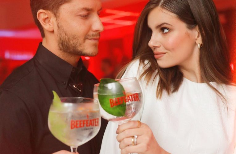 Camila Queiroz comemora sucesso da linha exclusiva de óculos em parceria com a Colcci Eyewear