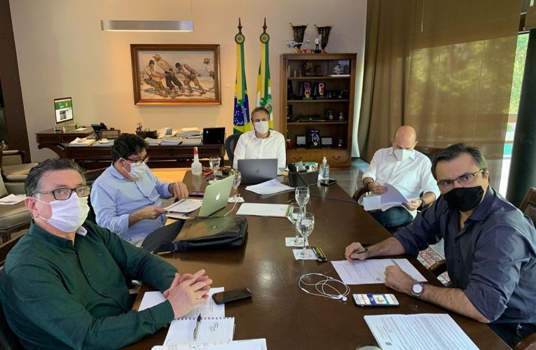 Governador Camilo Santana e Comitê de Saúde em reunião técnica para a tomada de decisões.