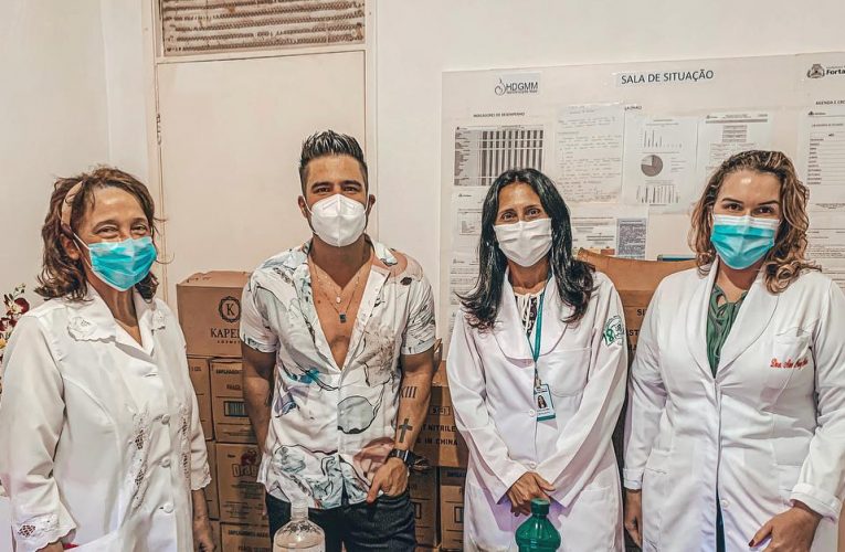 Ivo Brown faz entrega de doações arrecadadas em live ao Hospital Gonzaguinha da Messejana