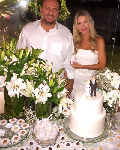 Chuva de arroz para Carmen Rangel e Adriano Nogueira