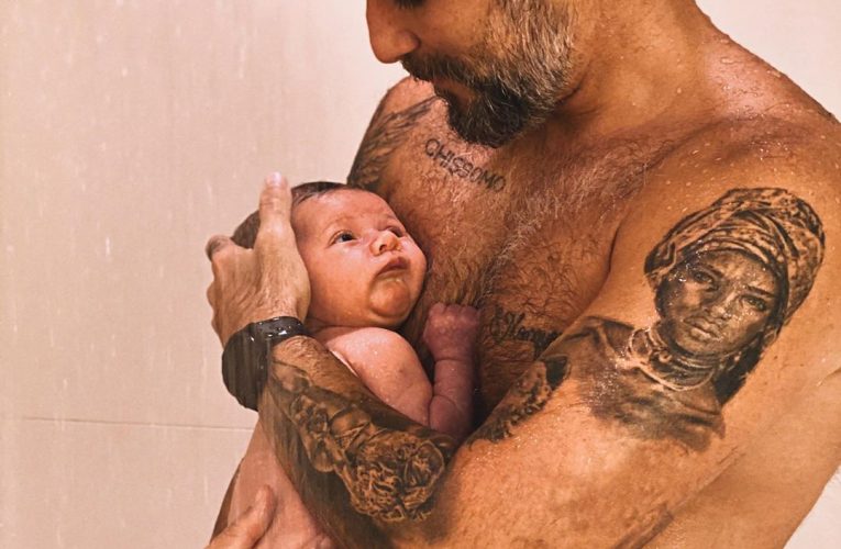 Bruno Gagliasso mostra primeiro banho com filho Zyan