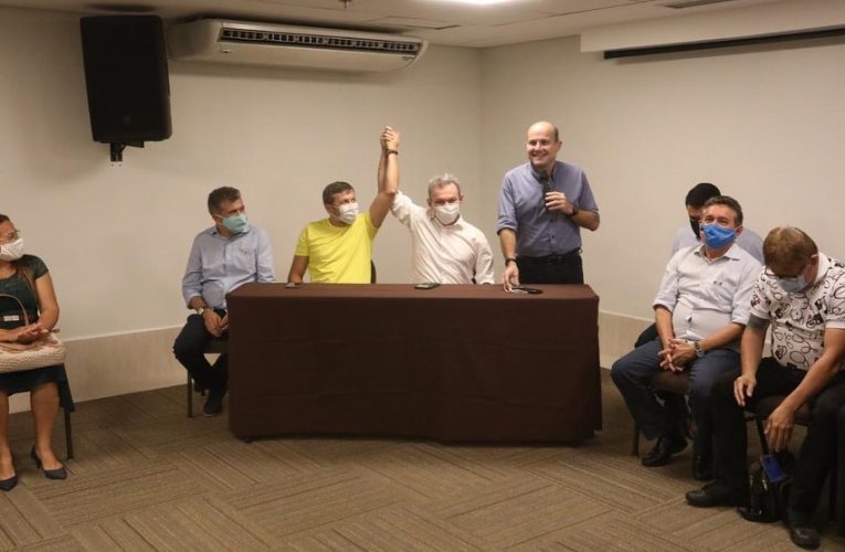 Os pré-candidato à prefeitura de Fortaleza, Sarto e Élcio Batista se reuniram com candidatos a vereadores do PSB e do PDT