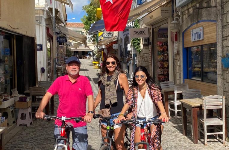 O trio Cândido, Rebeca e Beatriz Albuquerque desembarcam na Turquia