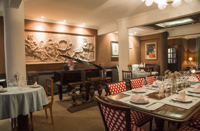 Ambientação do Caravaggio Cucina & Vino traz obras e telas de consagrados artistas italianos