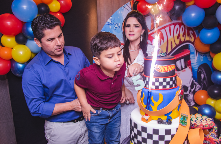 Pompeuzinho Vasconcelos faz 5 anos e ganha festa inspirada nos carrinhos Hot Wheels