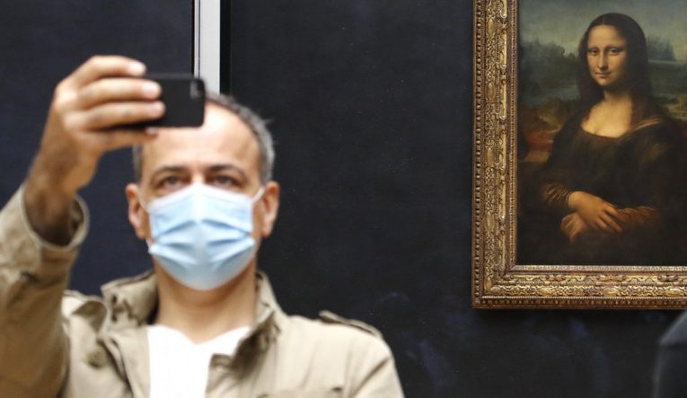 Museu do Louvre leiloa oportunidade de acompanhar a inspeção do quadro Mona Lisa de perto