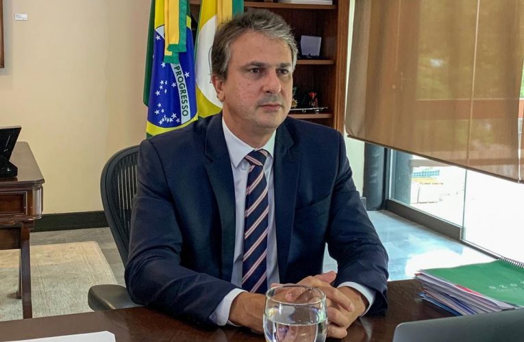O governador do Ceará Camilo Santana aguarda confirmação do voo com doses do 4º lote da Coronavac