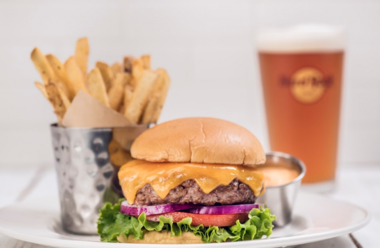 Dia Mundial do Queijo: Hard Rock Cafe Fortaleza garante 50% OFF em The Big Cheeseburger para quem utilizar filtro no Instagram