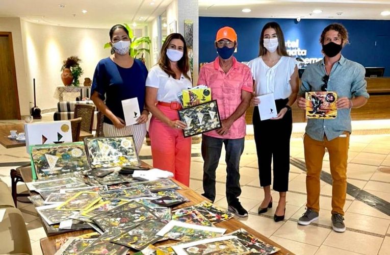 Artista plástico presenteia crianças hospedadas no Sonata de Iracema com brinquedos feitos a partir da coleta seletiva do Hotel