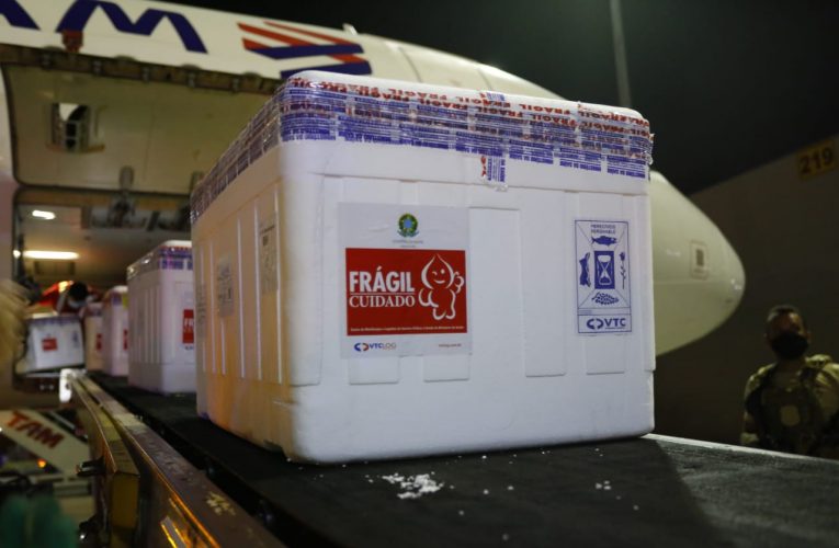 Ceará recebe 115 mil doses da vacina CoronaVac