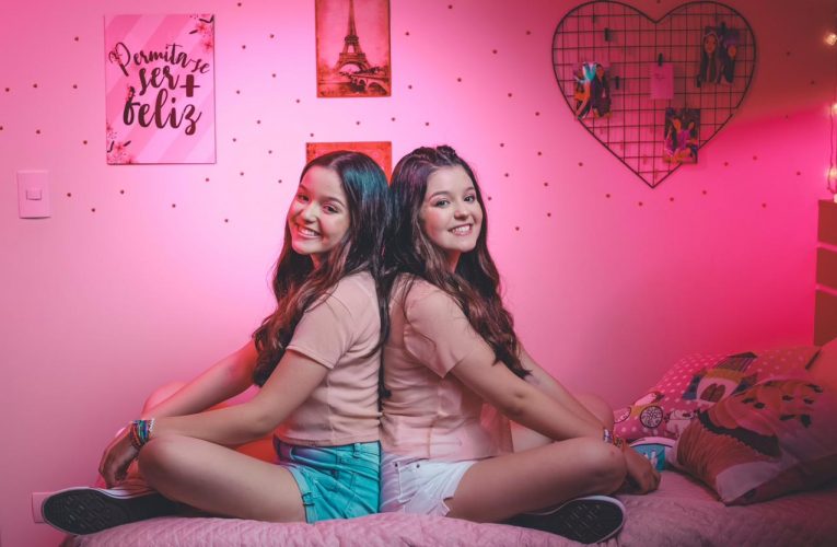 As Gêmeas da novela Poliana do SBT, Mily e Mary Oliveira cantam sobre o primeiro amor em “Joia Rara”