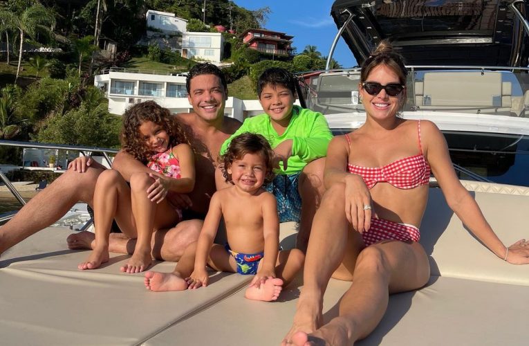 Wesley Safadão curte passeio em Angra dos Reis ao lado da esposa e dos filhos: ”Minha base”