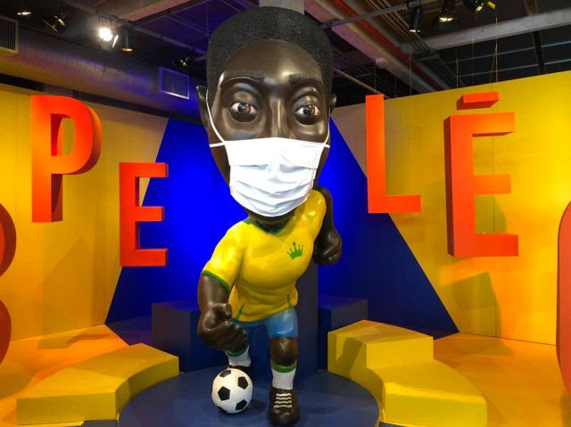 Museu do Futebol veste máscara em “Pelé” para conscientizar visitantes