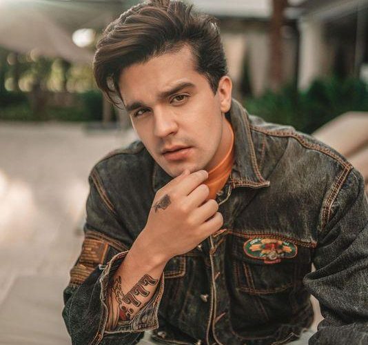 Luan Santana faz pocket show virtual para descontrair vestibulandos