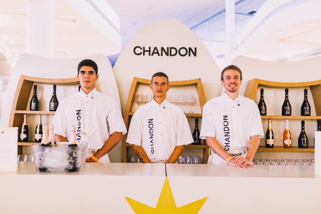 O trio de bartenders Chandon em um dos espaços da marca / Créditos: Juliano Palma