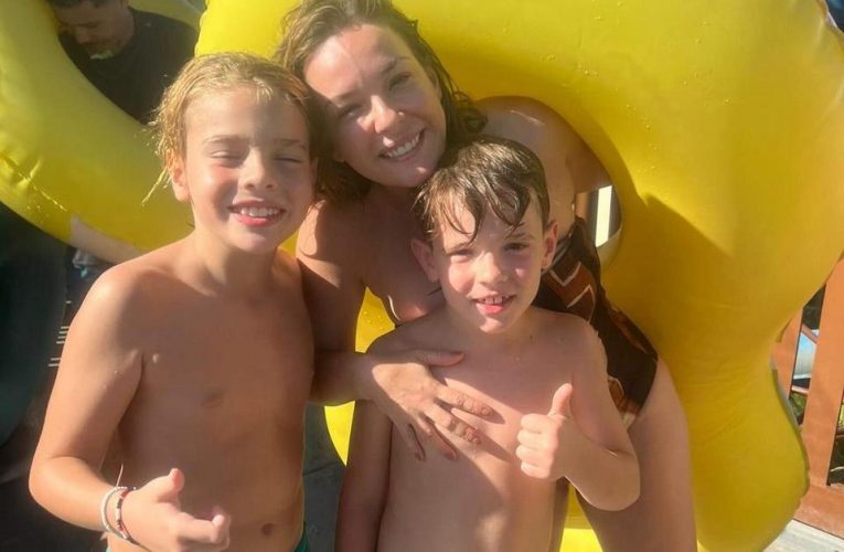 Regiane Alves se diverte com filhos no Beach Park