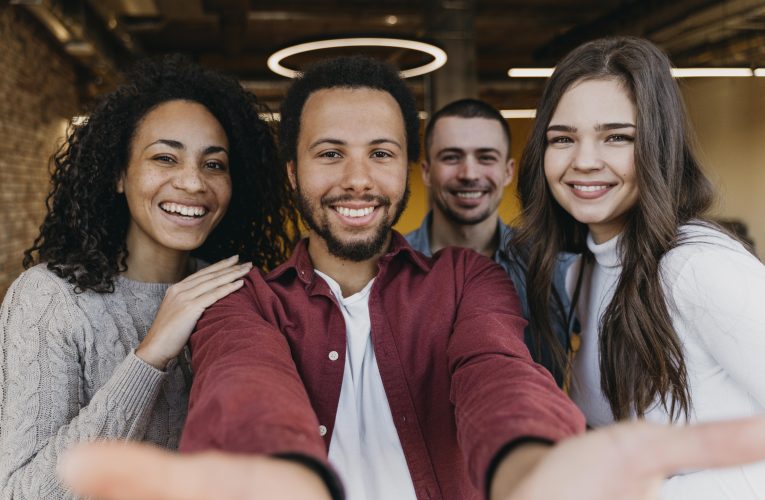 Jovens Adultos: especialista comenta sobre pressão da independência e o mito dos 30 anos perfeitos