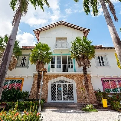 Escola de Artes Visuais da Vila das Artes realiza oficina de desenho, pintura e colagem para crianças e adolescentes