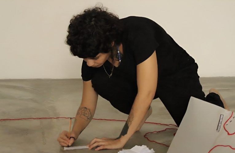 Oficina gratuita de artes visuais da Vila das Artes convida crianças e jovens a criar parangolés inspirados em Hélio Oiticica