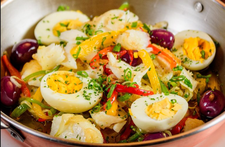 Tradição Portuguesa com Toque de Excelência: Bacalhau à Gomes de Sá no Coco Bambu