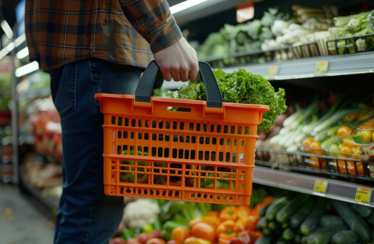Alimentos ‘in natura’ acumulam maior alta em 12 meses e custo de cesta saudável para famílias de 3 pessoas chega a R$ 1.224 em agosto