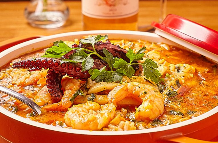 Arroz de Pescador Coco Bambu: A Leveza do Mar em um Prato Tradicional