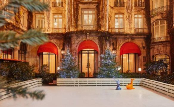HOTEL PLAZA ATHÉNÉE REVELA SEU CHALÉ DE INVERNO COM RACLETE E PATINAÇÃO NO GELO