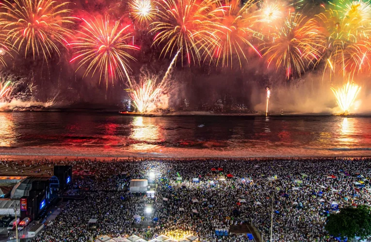 Réveillon 2026 no Rio o maior do mundo: 13 palcos, 12 minutos de fogos em Copacabana e megaoperação de trânsito e transporte