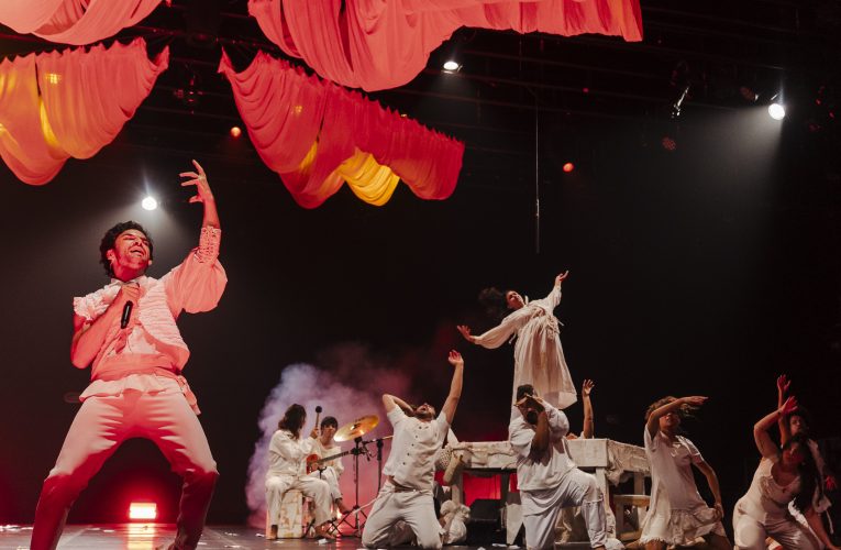 Após sucesso em apresentações pelo Brasil, o premiado espetáculo “Os Irmãos Karamazov” retorna ao Rio em curta temporada no Teatro Carlos Gomes