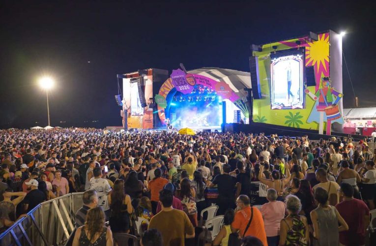 Domingo de Carnaval reúne mais de 150 mil foliões e leva multidão ao Aterrinho em noite dedicada ao forró