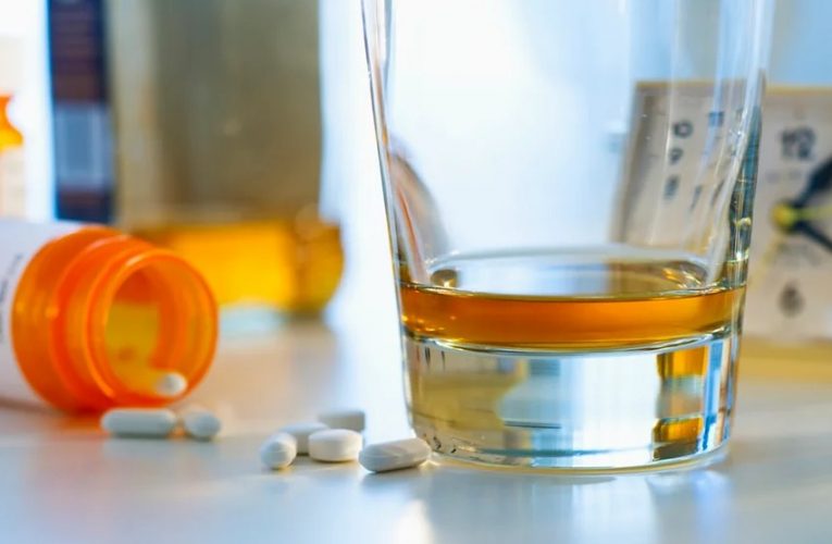 Carnaval: misturar álcool e medicamentos pode trazer riscos graves à saúde