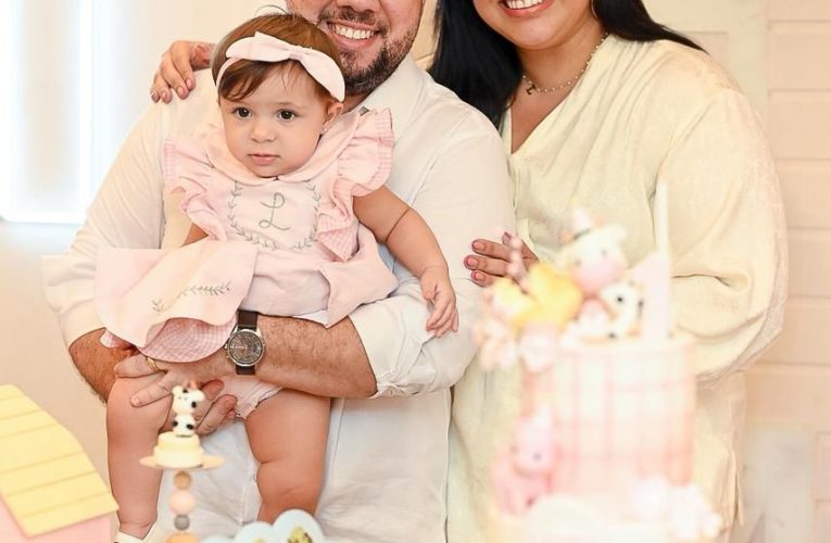 Priscila Ipirajá e Jader de Carvalho celebram o primeiro ano de Laurinha com festa encantadora em clima de fazendinha