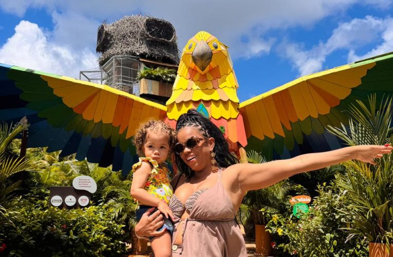 Na reta final de ‘Êta Mundo Melhor’, Jeniffer Nascimento leva a filha pela primeira vez ao Beach Park