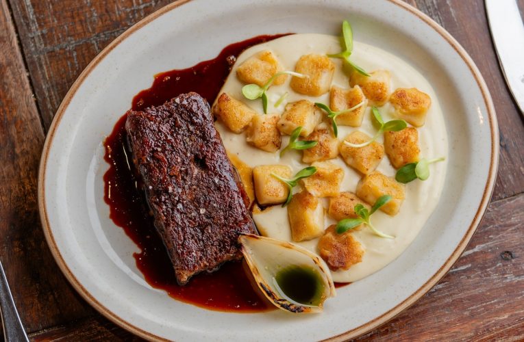 A Arte do Tempo: O Cupim Assado com Gnocchi de Macaxeira do Santa Grelha