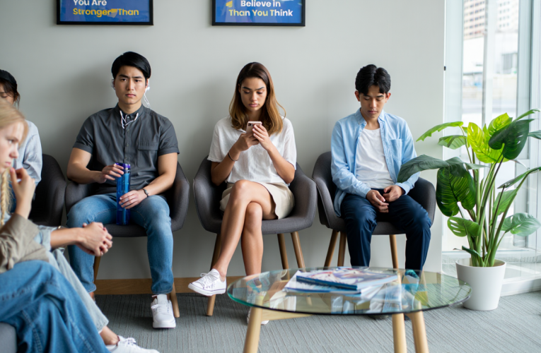 Geração Z e millennials discutem saúde mental, mas ainda buscam ajuda tarde demais